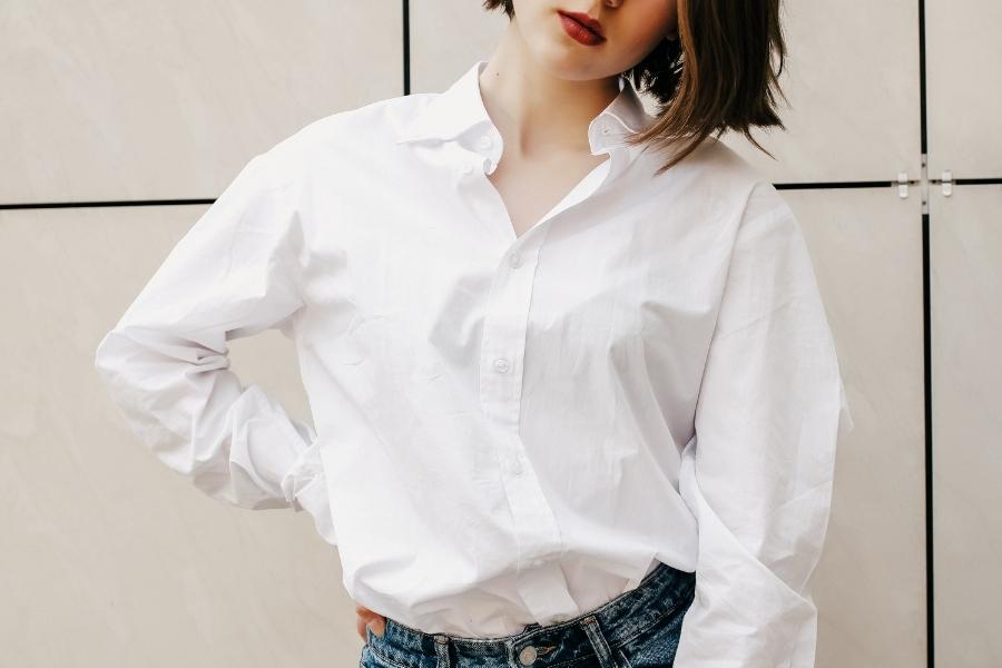 biała koszula - Klasyczne ubrania, które warto mieć w szafie